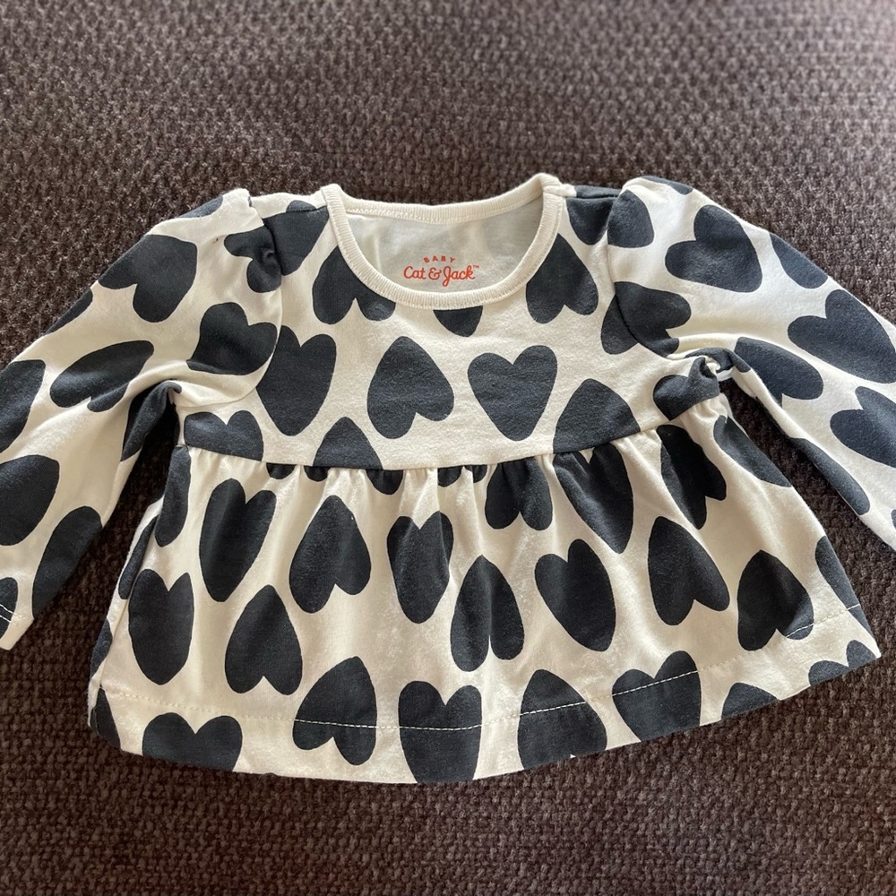Cat & Jack Newborn Long Sleeve Heart Pattern Cotton Tee 🖤🤍 EUC